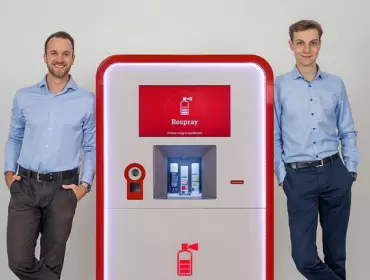 Két magyar fiatalnak köszönhető a világ első dezodor-utántöltő automatája
